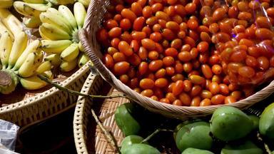 水果蔬菜乡村摊位各种各样的新鲜的成熟的水果蔬菜乡村东方摊位市场绿色芒果西红柿黄色的香蕉